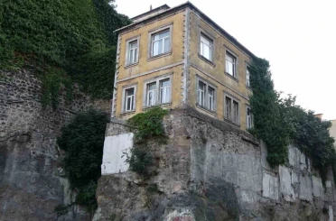 Trabzon’un tarihi surları üzerindeki evler zamana direniyor 