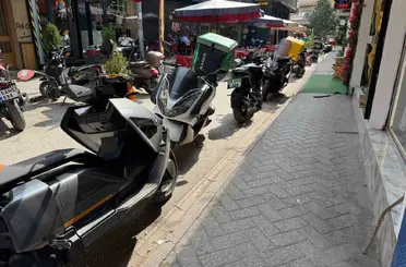 Trafiğe kapalı motosikler parkına açık sokak
