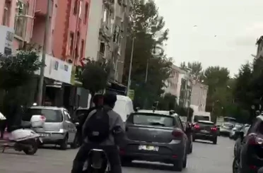 Trafiği tehlikeye atan motor sürücüsü ve yolcusuna ceza 