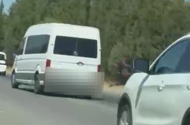 Trafiği tehlikeye düşüren minibüs sürücüsü sanal devriyeye takıldı 