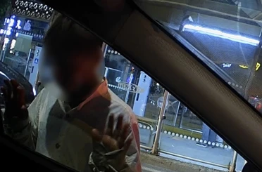 Trafik ışıklarında araçlara ‘yapışan’ çocuklar araç kamerasına yansıdı 