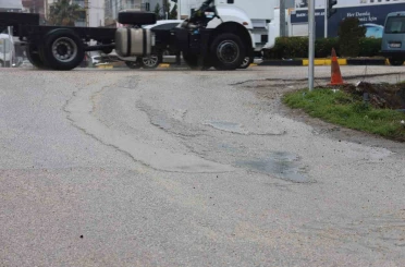 Trafik ışıklarında beklerken yolu betonla kaplayan mikser sürücüsüne ceza uygulandı 