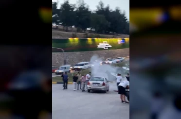 Trafik ışıklarında bekleyen otomobilden dumanlar yükseldi 