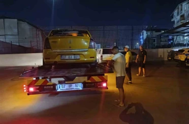 Trafik kavgasında ticari taksi sürücüsünün yumruk attığı yaşlı adam yere düştü 