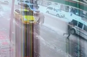 Trafik kilitlenince taksiden indi, havale geçiren çocuğu kucağında hastaneye taşıdı 