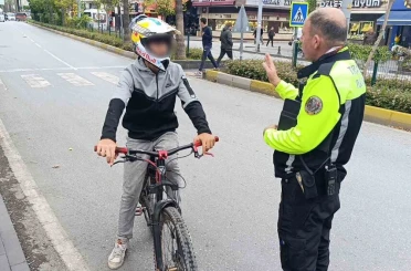 Trafik polisinden trafiği tehlikeye düşüren bisikletliye nasihat: "Bisiklete ceza yazılmaz diye düşünmeyin" 