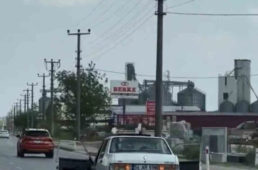 Trafikte akıl almaz anlar: Son ses müzikle kapıları açık vaziyette seyretti 