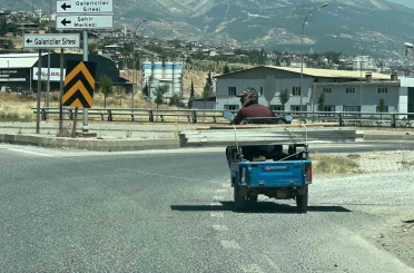 Trafikte beklerken motosiklet üzerinde oynamaya başladı 