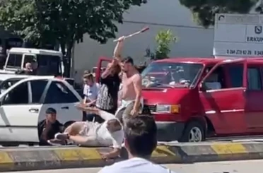 Trafikte meydan kavgası: Kaçmaya çalışan minibüse taş fırlattılar 