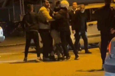 Trafikte tekmeli yumruklu kavga kamerada 