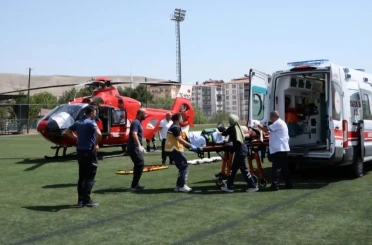Traktörden düşen şahıs ambulans helikopterle hastaneye sevk edildi 