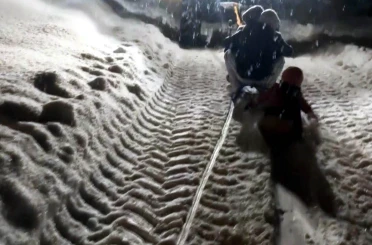 Traktöre bağlanan kızaklarla gün boyu kayak yaptılar 