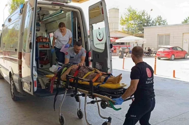 Traktörün altında kalan yaşlı kadın ağır yaralandı 