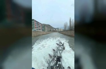Traktörün suda gidişi ilgi çekti