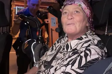 Tramvayı kaçıran anne ve engelli oğluna polisten yardım eli
