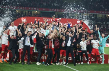 Trendyol 1. Lig play-off şampiyonu Çorum FK kupasına kavuştu 