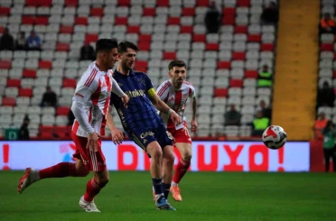 Trendyol Süper Lig: Antalyaspor: 1 - Fenerbahçe: 0 (İlk yarı) 