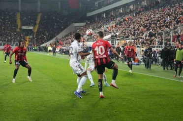 Trendyol Süper Lig: Gençlerbirliği: 0 - Beşiktaş: 0 (İlk yarı) 