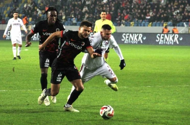 Trendyol Süper Lig: Gençlerbirliği: 2 - Trabzonspor: 1 (İlk yarı) 