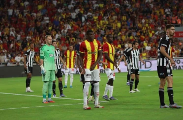 Trendyol Süper Lig: Göztepe: 0 - Beşiktaş: 2 (Maç devam ediyor) 