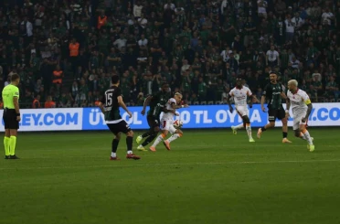 Trendyol Süper Lig: Kocaelispor: 1 - Galatasaray: 0 (İlk yarı) 