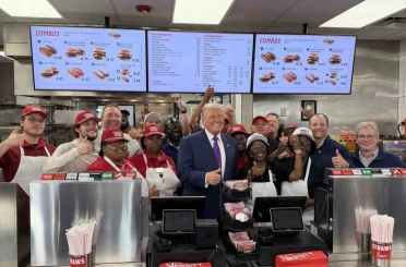 Trump, bir restoranı ziyaret ederek başkanlık uçağına götürmek için hamburger sipariş etti 
