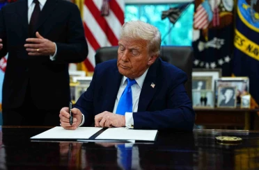 Trump, yüksek vasıflı işçilere verilen H-1B vizesinde şirketlerin ödeyeceği ücreti 100 bin dolara çıkardı 