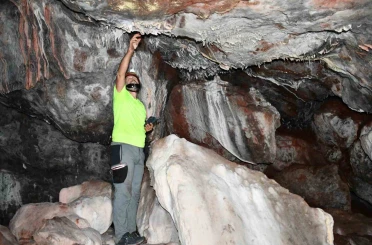 Tümülüsü andıran tepedeki mağaranın turizme kazandırılmasını istiorlar 