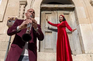 Tunceli’de asırlık kına türküsü tarihi sokaklarda yeniden hayat buldu 