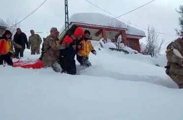 Tunceli’de ekipler 1 kilometre yürüdü, hasta hastaneye ulaştırıldı 