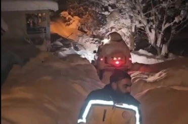 Tunceli’de kapalı yollar aşıldı, ayağı kırılan yaşlı kadın hastaneye ulaştırıldı 