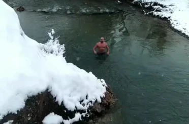 Tunceli’de sıra dışı anlar: Aynı vadide su samurları ve buz gibi suda yüzen gençler dikkat çekti 