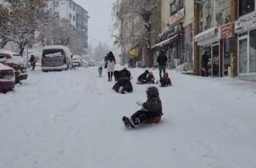 Tunceli’de yılbaşı tatilinin tadını çocuklar çıkarıyor 