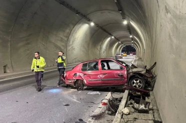 Tünelde feci kaza: Aracın motoru metrelerce ileri savruldu, hız kadranı 200’de takılı kaldı 