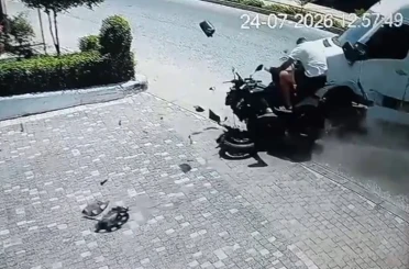 Tur midibüsüyle çarpışan motosiklettekiler yola savruldu 