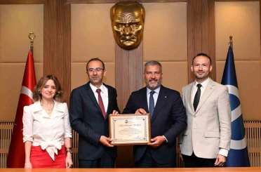 TURAK’tan Anadolu Üniversitesi EMYO’ya akreditasyon plaketi