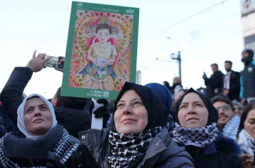TÜRGEV, yılın ilk gününde Galata Köprüsü’nde Filistin için saf tuttu 