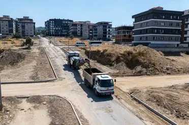 Turgutlu’da 2 kilometrelik yol sıcak asfaltla yenileniyor
