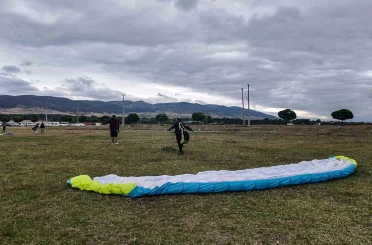 Turhal’da yamaç paraşütü eğitimini tamamlayan 15 kursiyer P2 lisansı almaya hak kazandı 