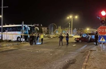 Turistleri taşıyan otobüs ile otomobil çarpıştı: 2 ölü 3 yaralı
