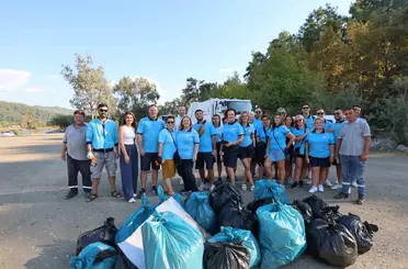 Turizm rehberleri ve belediye ekipleri çamlı sahilini temizledi
