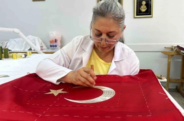 Türk bayrağı geleneksel sim sarma ve pesent teknikleriyle işleniyor 