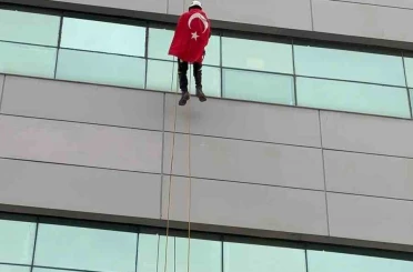Türk bayrağına saldırıya Aydın’dan tepki: 30 metreye tırmanıp zirveye astı 