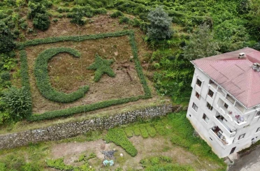 Türk bayrağını çay bitkisiyle ince ince bahçesine işledi 