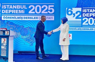 Türk Kızılay Manisa İl Başkanı Gürsel’e teşekkür belgesi 