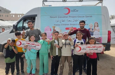 Türk Kızılay’dan çocuklara şekerleme ve tatlı ikramı 