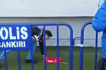 Türk polisinin bayrak sevdası: Tartışma sırasında düşen bayrağı kaldırdı 