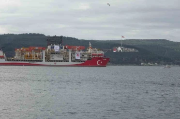 Türk sondaj gemisi Yıldırım Çanakkale Boğazı’ndan geçti 