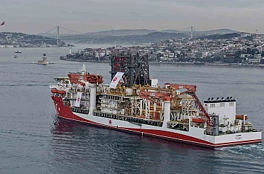 Türk sondaj gemisi Yıldırım İstanbul Boğazı’ndan geçti 