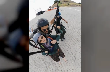 Türkan teyzenin paraşüt macerası güldürdü: "İnşallah tansiyonumu yükseltmez" 